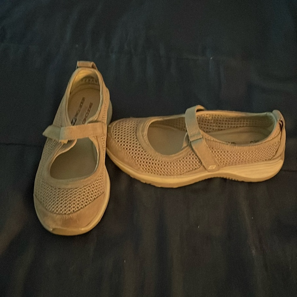 Skechers Size 6 Tan